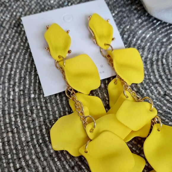 YELLOW Dangle Petal Earrings, NEW in bag - Picture 2 of 5